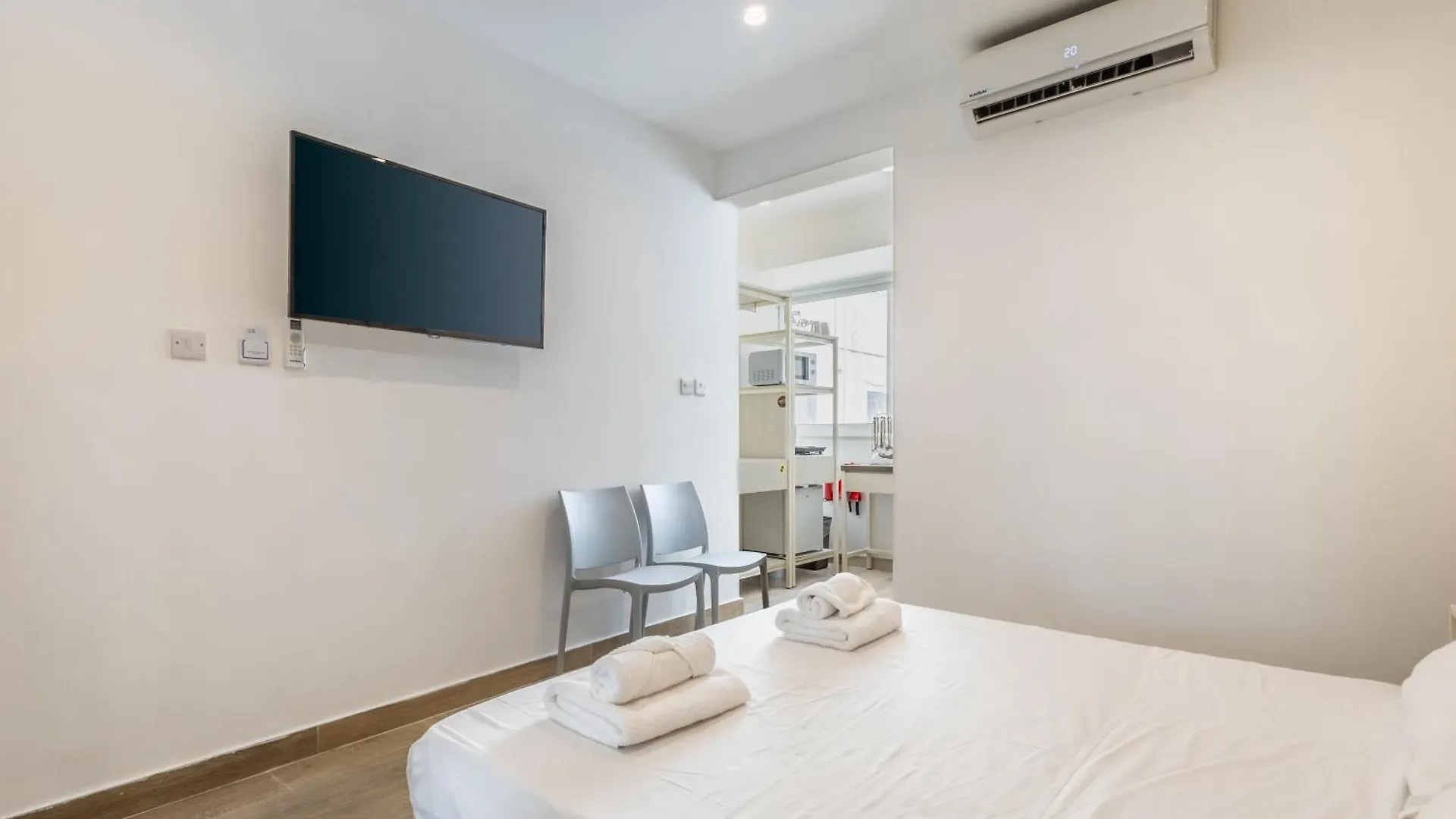Well Located Studio 12 With Kitchen And Backyard St. Julian's Lägenhet
